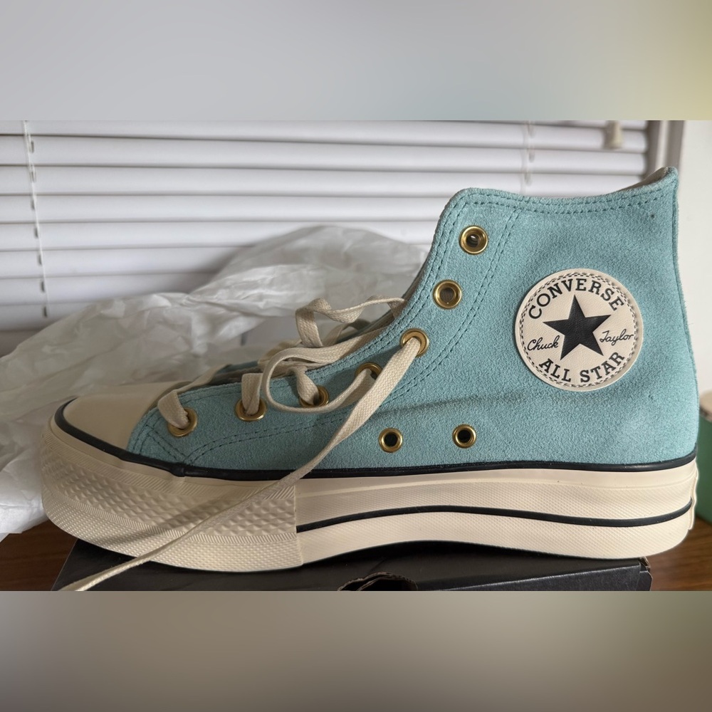 CONVERSE WOMEN CHUCK TAYLOR ALL STAR LIFT PLATFORM SUEDE. SIZE 7.5